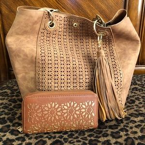 Fashionable brown mesh purse with tassel and walle
